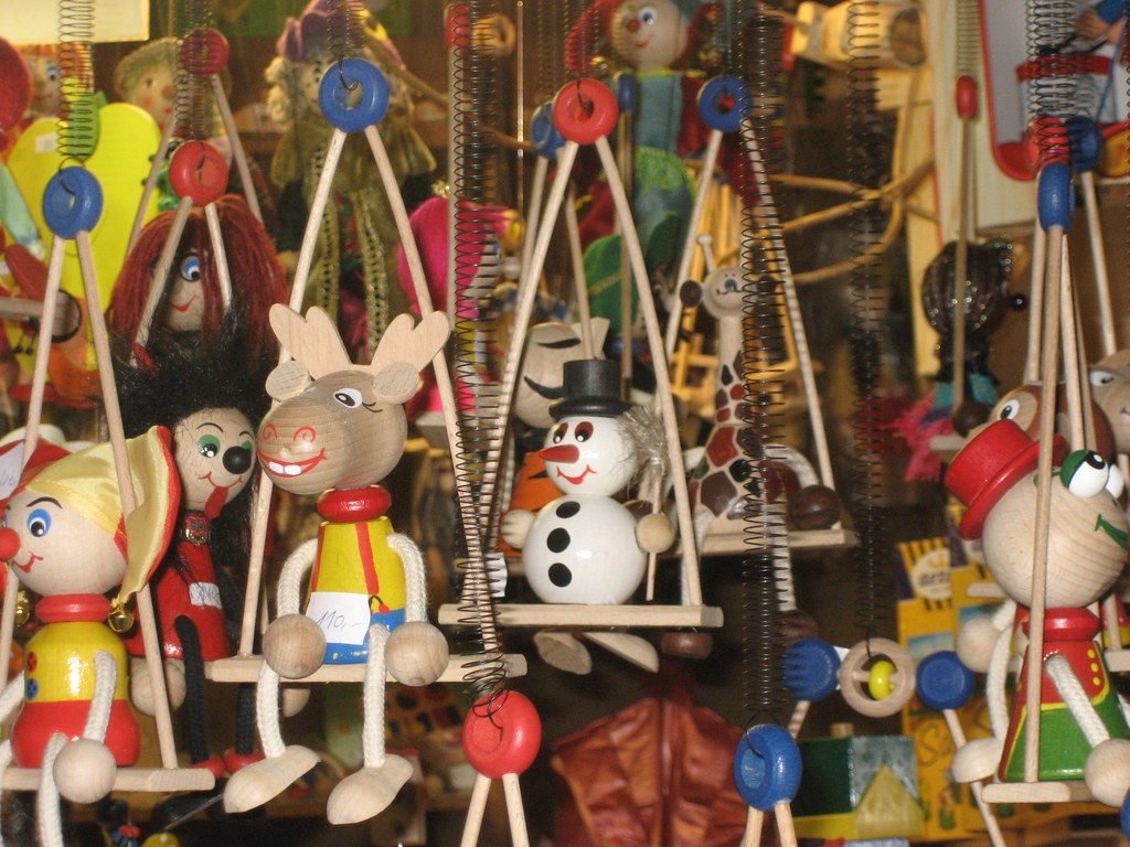 How to take care of wooden Handicrafts made of raw wood?