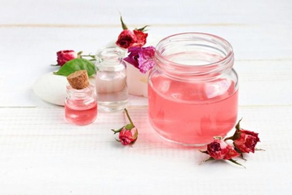 Incredible Health Benefits & Uses of Rose Water