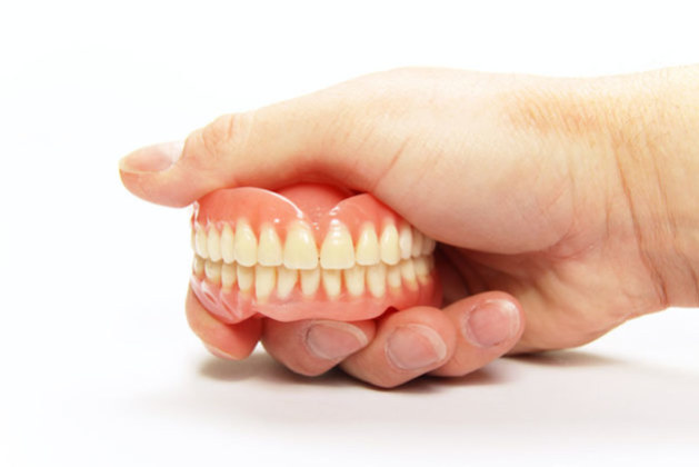 2 Methods of Fixing Loose Dentures at Home