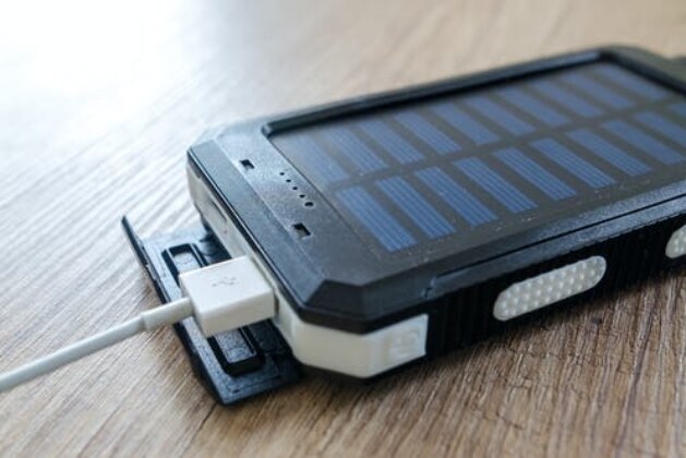 How do smartphones calculate battery percentage?